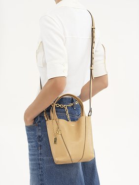 Small Chloé Spin tote bag in grained leather Shiny grained calfskin
Milky Brown [*** acc_altImage_shotG ***]