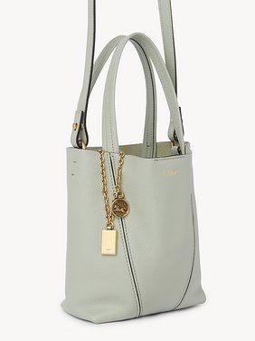 Small Chloé Spin tote bag in grained leather Shiny grained calfskin
Sea Grass Front view of the product being worn