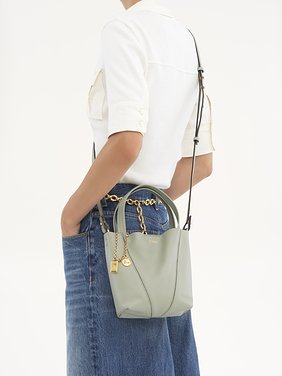 Small Chloé Spin tote bag in grained leather Shiny grained calfskin
Sea Grass [*** acc_altImage_shotG ***]