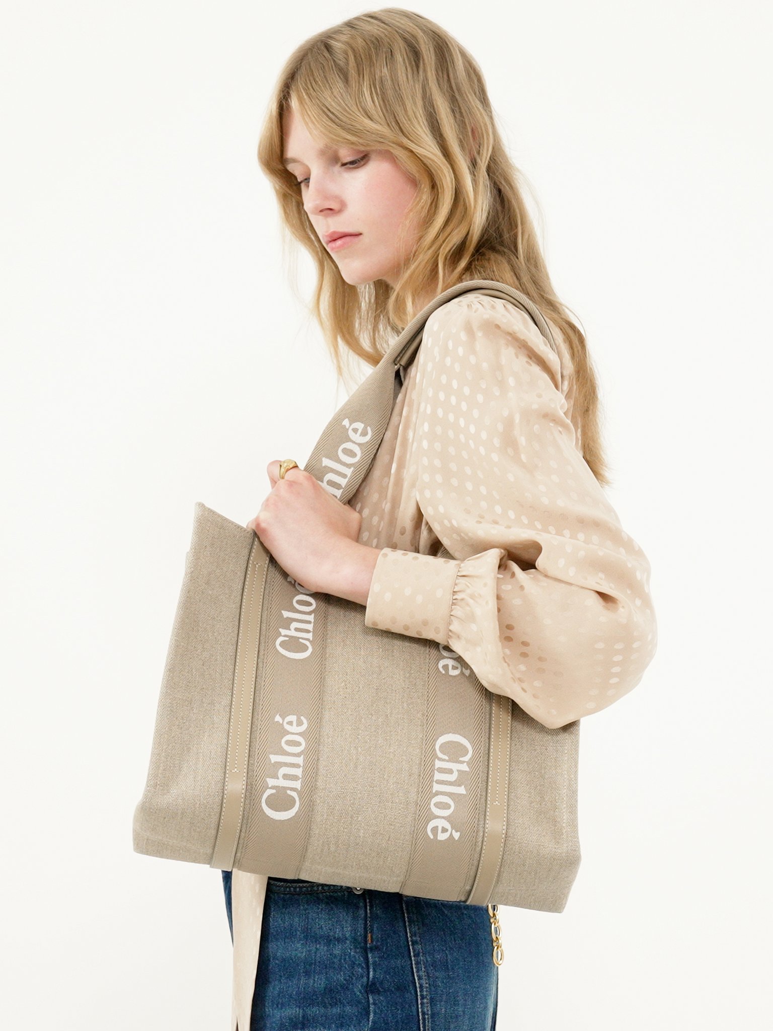 Woody tote bag in linen & leather Linen canvas, calfskin & webbing
Boyish Brown [*** acc_altImage_shotV ***]