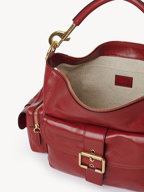 Camera bag in shiny leather Natural shiny buffalo leather
Red Flame Front view of the product being worn