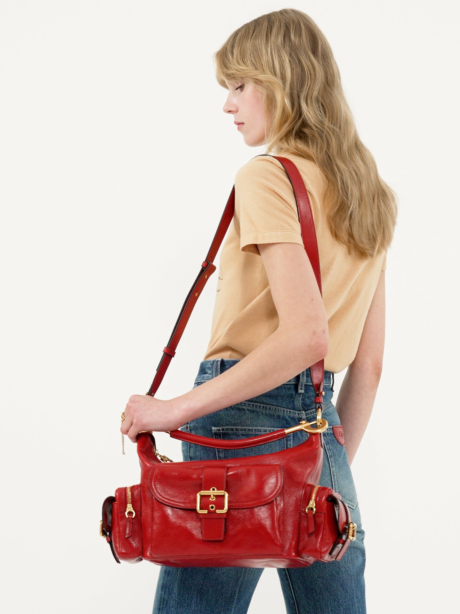 Camera bag in shiny leather Natural shiny buffalo leather
Red Flame [*** acc_altImage_shotV ***]