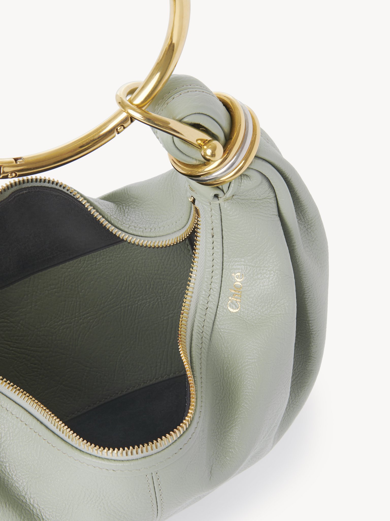 Small Bracelet Hobo bag in grained leather Shiny grained calfskin
Sea Grass 