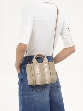 Mini Woody tote bag in linen & leather Embroidered logo webbing, linen canvas & shiny calfskin
Boyish Brown Front view of the product being worn