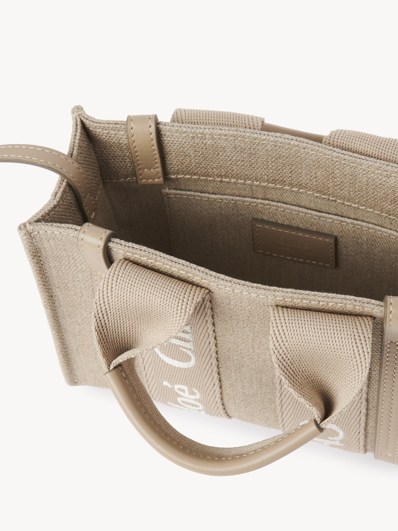 Mini Woody tote bag in linen & leather Embroidered logo webbing, linen canvas & shiny calfskin
Boyish Brown Product detail