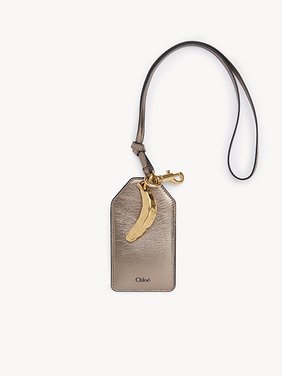 Chloé Symbols Banana tag in metallised leather Metallised calfskin
Shiny Grey