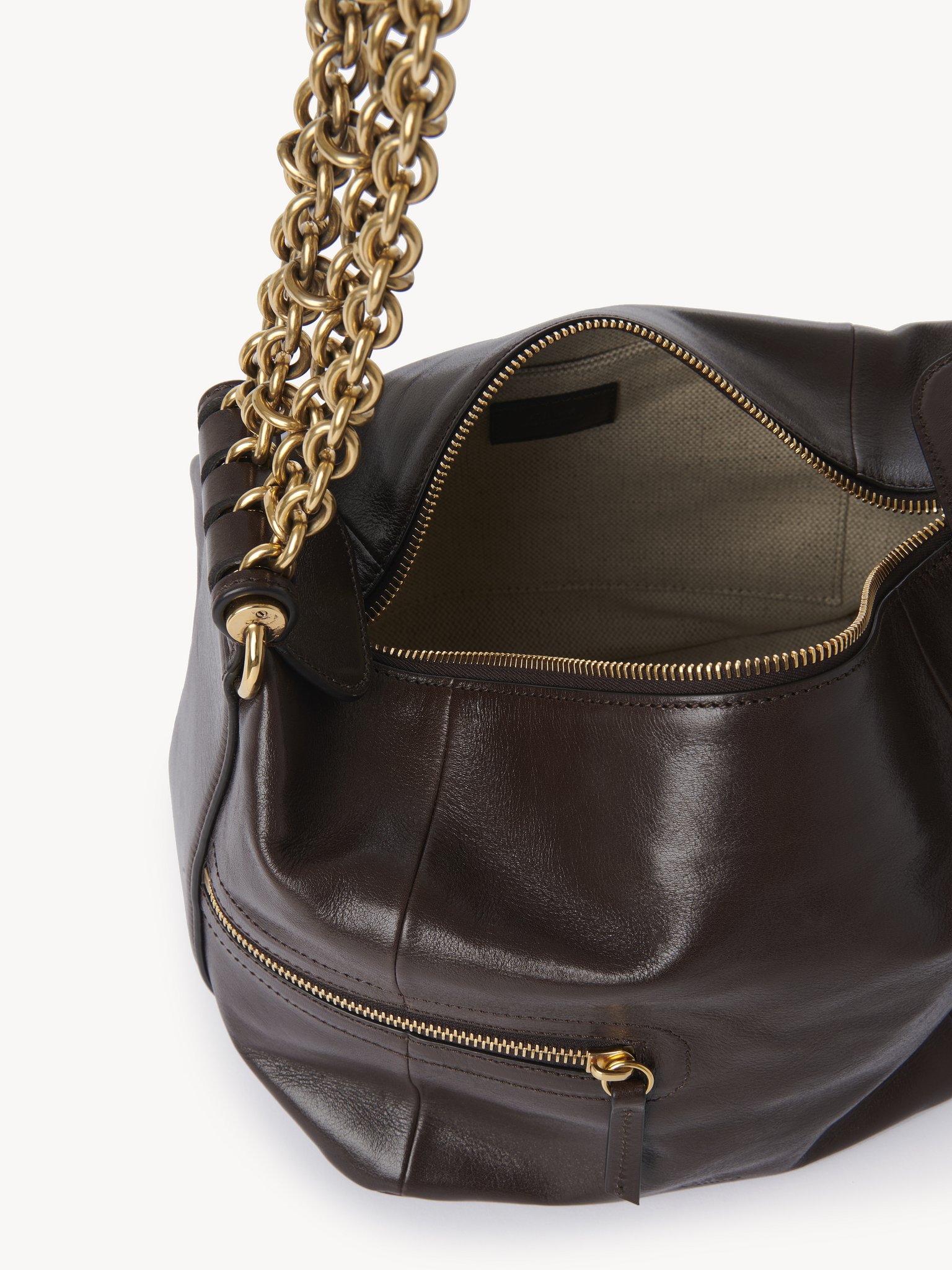 Camera Chain bag in shiny leather Natural shiny buffalo leather
Kohl Brown Front view of the product being worn