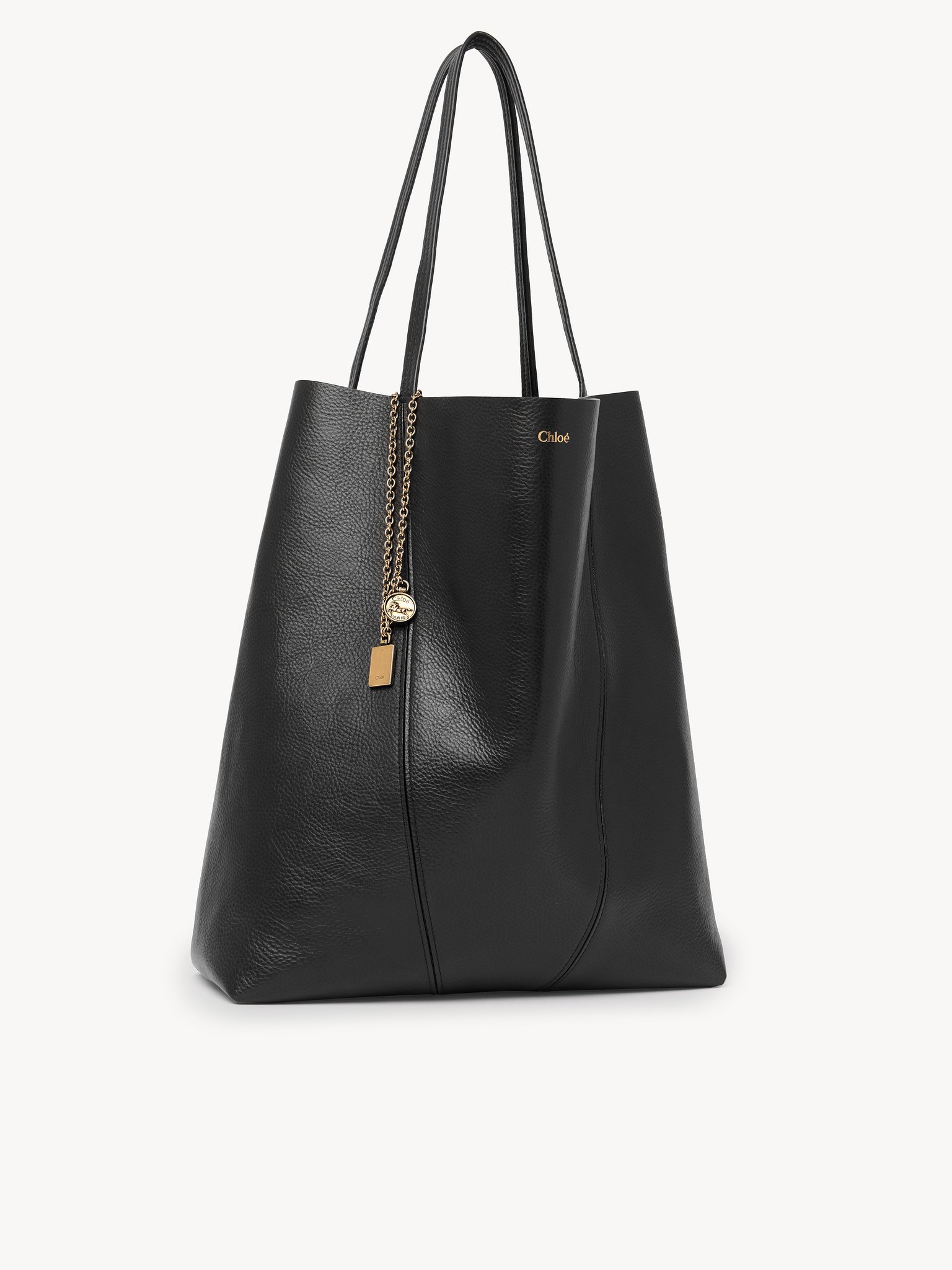 Large Chloé Spin tote bag in grained leather Shiny grained calfskin
Black Front view of the product being worn