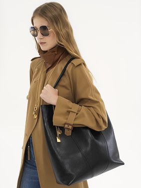 Large Chloé Spin tote bag in grained leather Shiny grained calfskin
Black [*** acc_altImage_shotG ***]