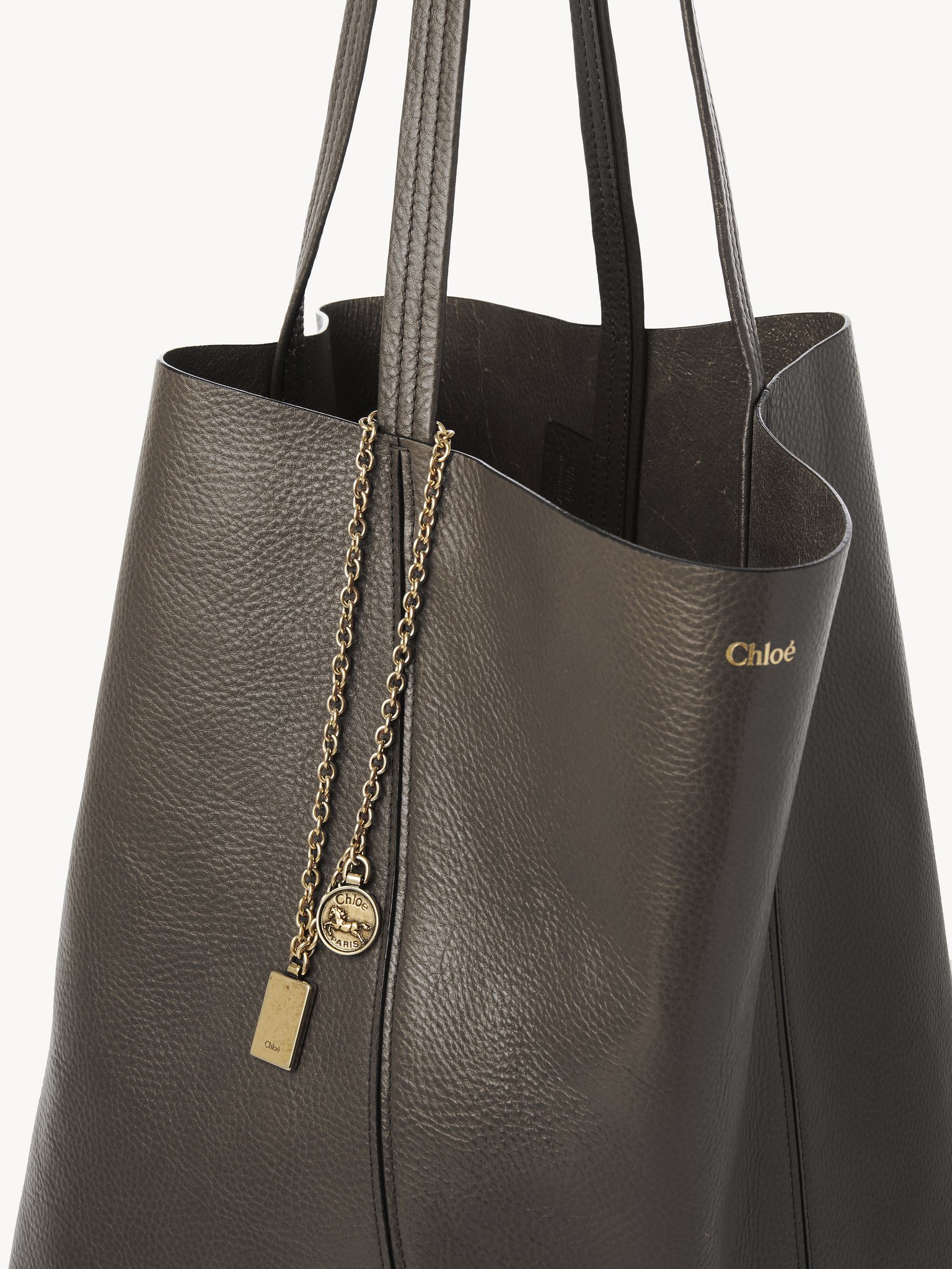 Large Chloé Spin tote bag in grained leather Shiny grained calfskin
Flannel Grey 