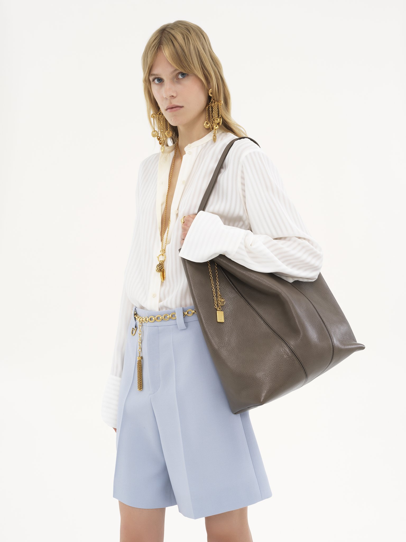 Large Chloé Spin tote bag in grained leather Shiny grained calfskin
Flannel Grey [*** acc_altImage_shotG ***]