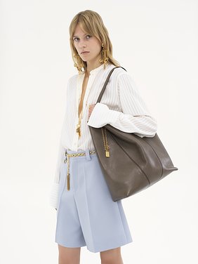 Large Chloé Spin tote bag in grained leather Shiny grained calfskin
Flannel Grey Back view of the product