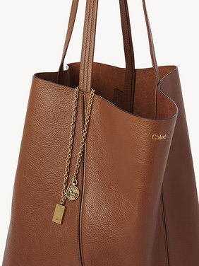 Large Chloé Spin tote bag in grained leather Shiny grained calfskin
Clay Brown Front view of the product being worn