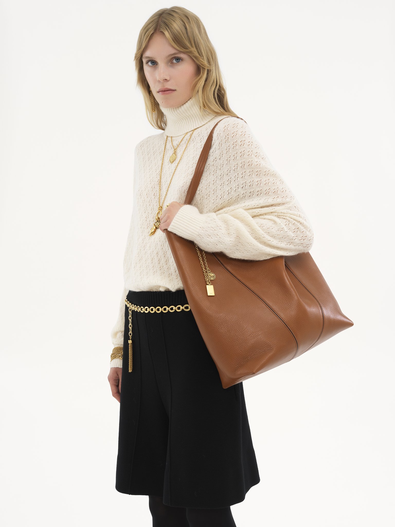 Large Chloé Spin tote bag in grained leather Shiny grained calfskin
Clay Brown [*** acc_altImage_shotG ***]