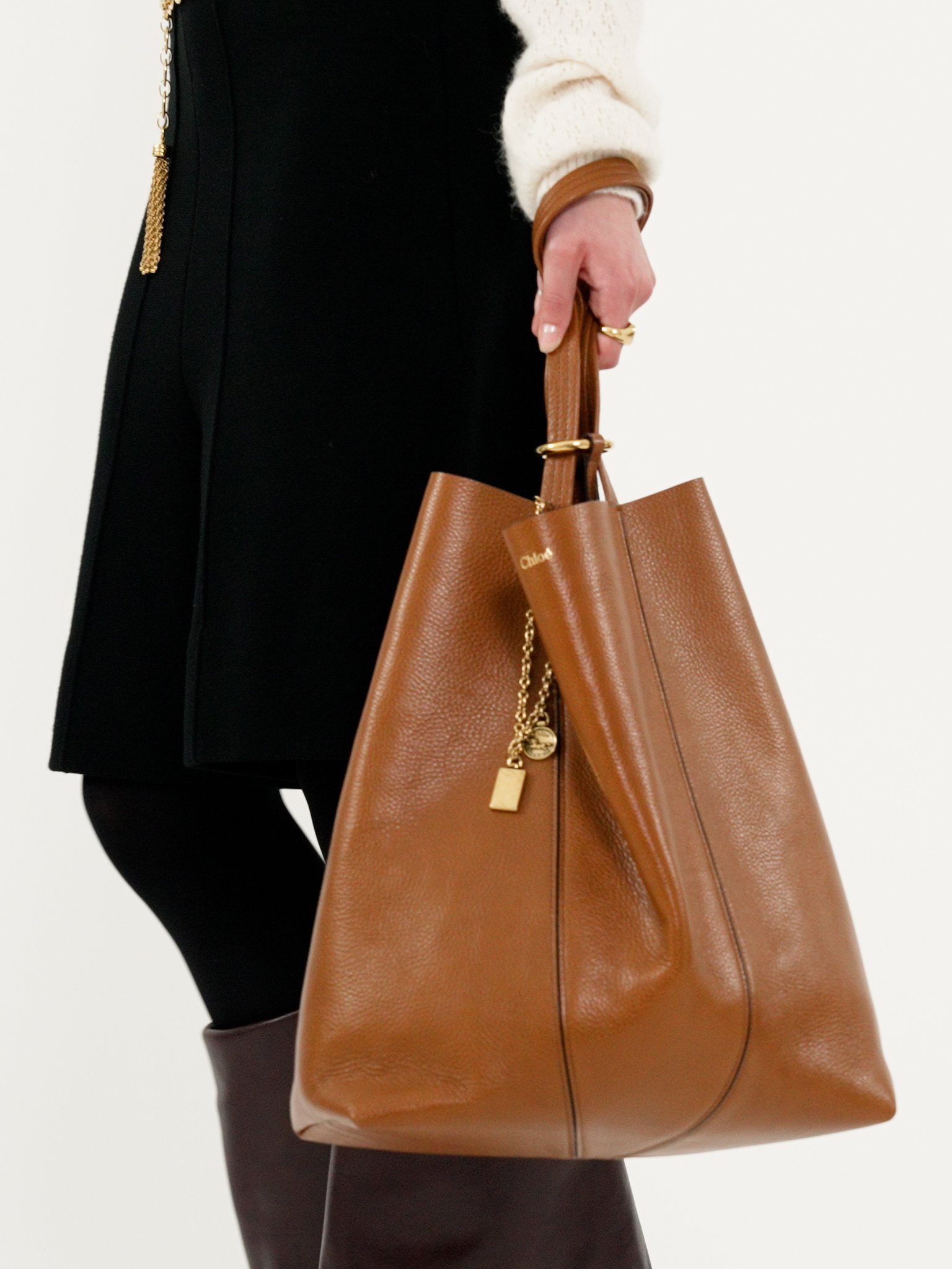 Large Chloé Spin tote bag in grained leather Shiny grained calfskin
Clay Brown [*** acc_altImage_shotV ***]