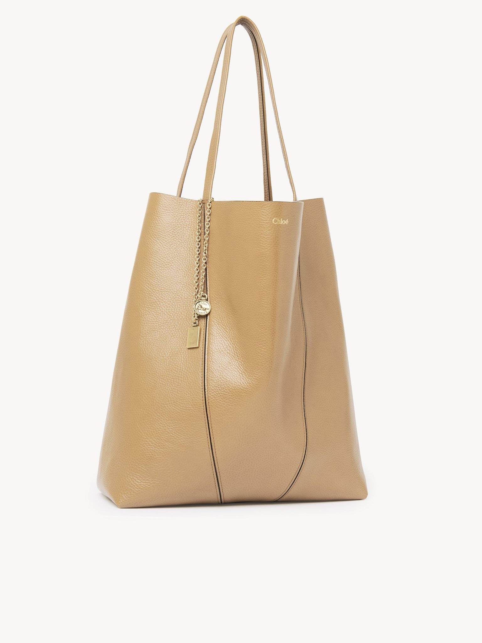 Large Chloé Spin tote bag in grained leather Shiny grained calfskin
Milky Brown Front view of the product being worn