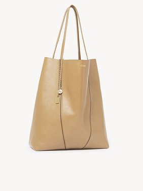 Large Chloé Spin tote bag in grained leather Shiny grained calfskin
Milky Brown Front view of the product being worn