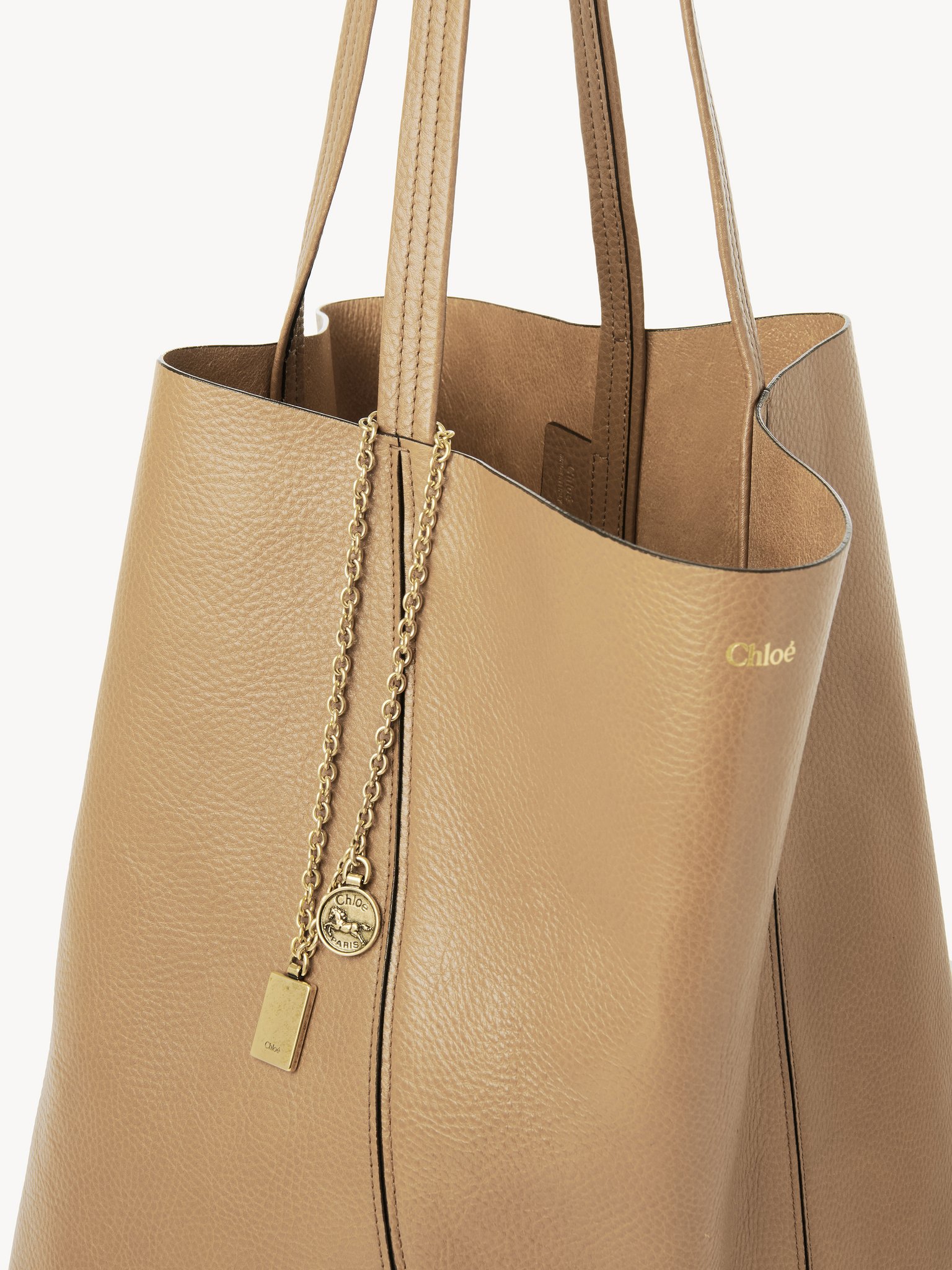 Large Chloé Spin tote bag in grained leather Shiny grained calfskin
Milky Brown Front view of the product being worn