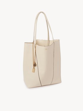 Chloé Spin tote bag in grained leather Shiny grained calfskin
Sweet Beige Front view of the product being worn