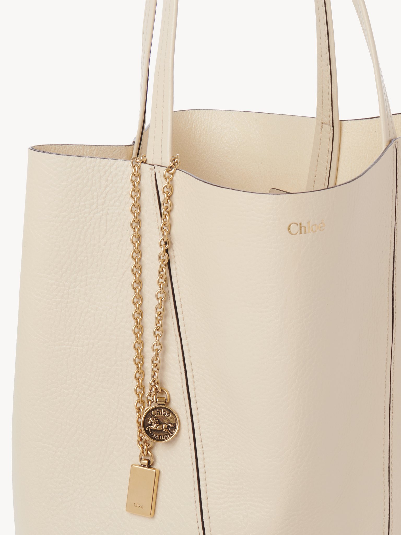 Chloé Spin tote bag in grained leather Shiny grained calfskin
Sweet Beige Front view of the product being worn