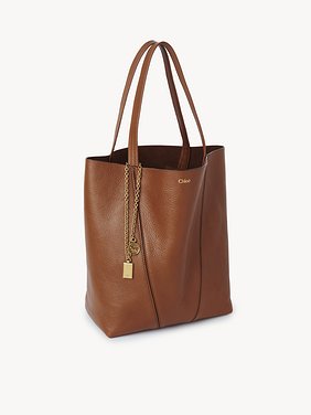 Chloé Spin tote bag in grained leather Shiny grained calfskin
Clay Brown Front view of the product being worn