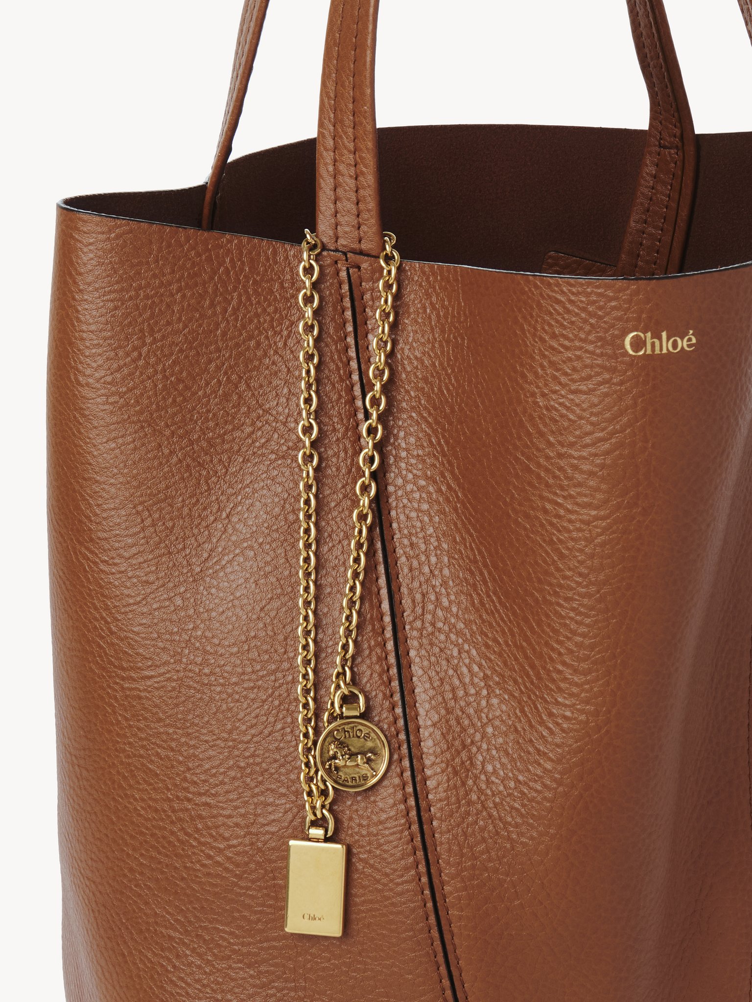 Chloé Spin tote bag in grained leather Shiny grained calfskin
Clay Brown Front view of the product being worn