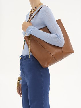 Chloé Spin tote bag in grained leather Shiny grained calfskin
Clay Brown [*** acc_altImage_shotG ***]