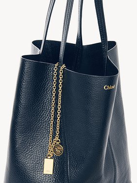 Chloé Spin tote bag in grained leather Shiny grained calfskin
Tapestry Blue Front view of the product being worn