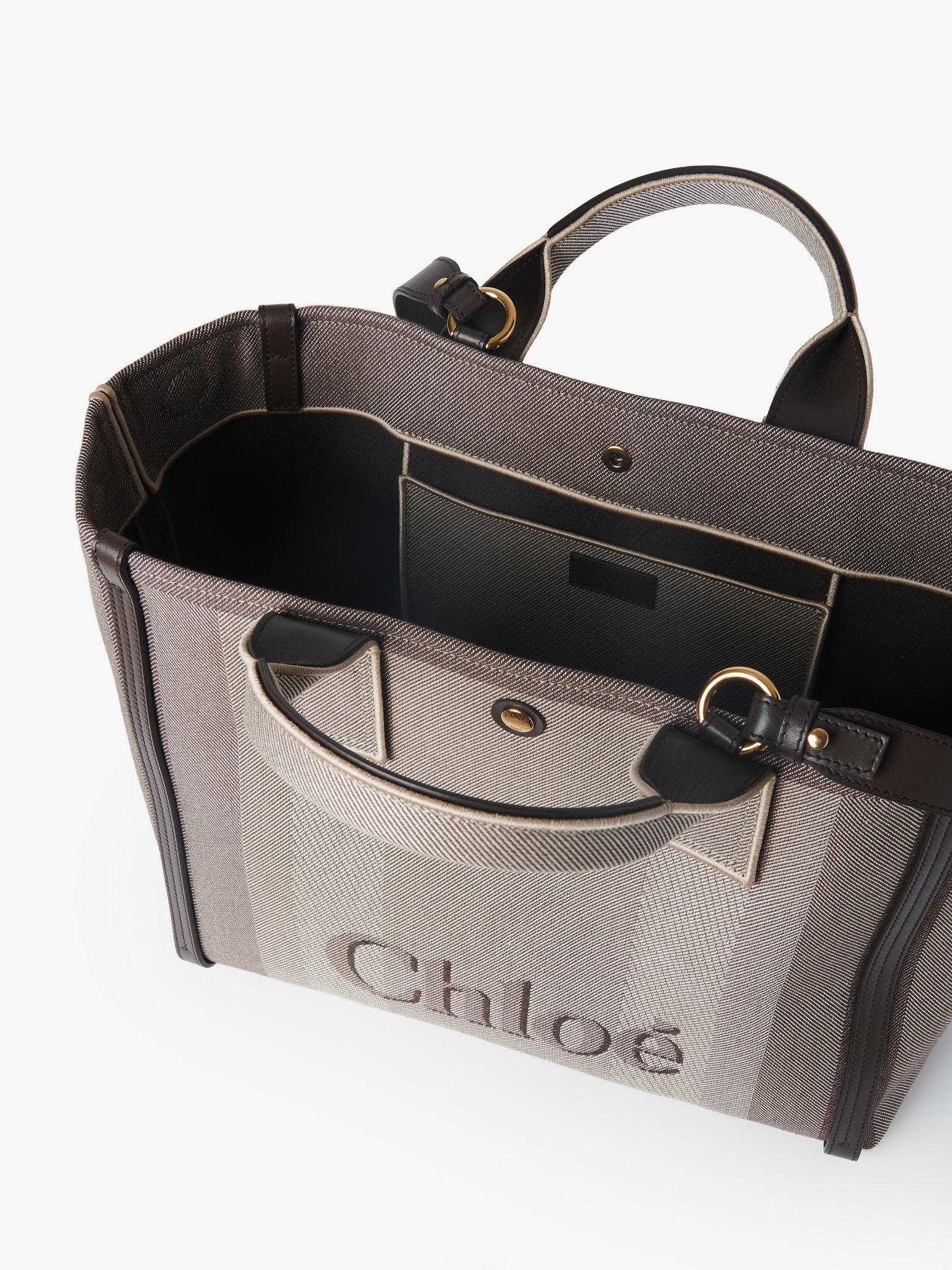 Chloé Carry tote bag in canvas Cotton canvas
Kohl Brown Front view of the product being worn