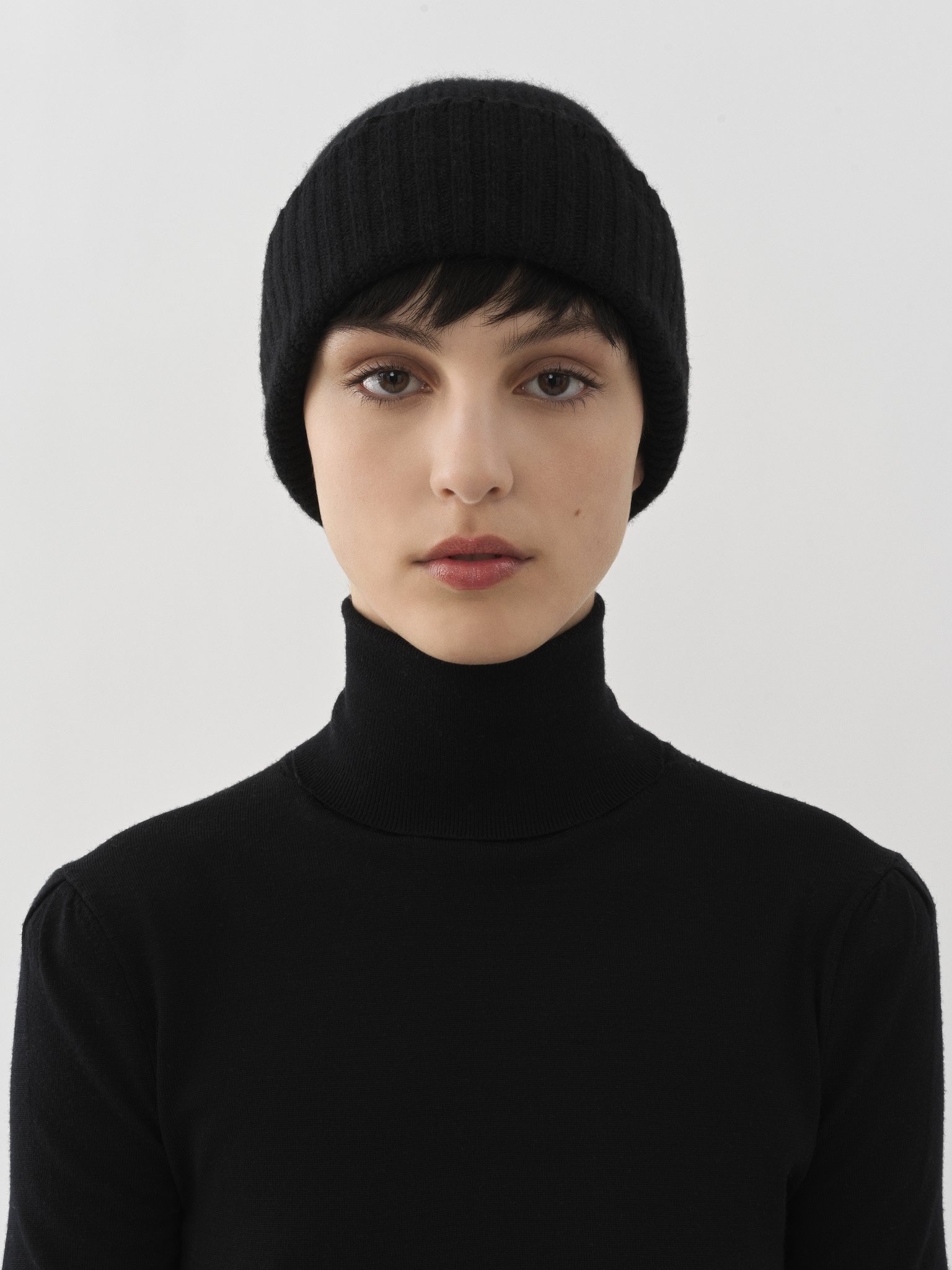 Beanie in superfine wool & cashmere Ribbed knit
Black Back view of the product