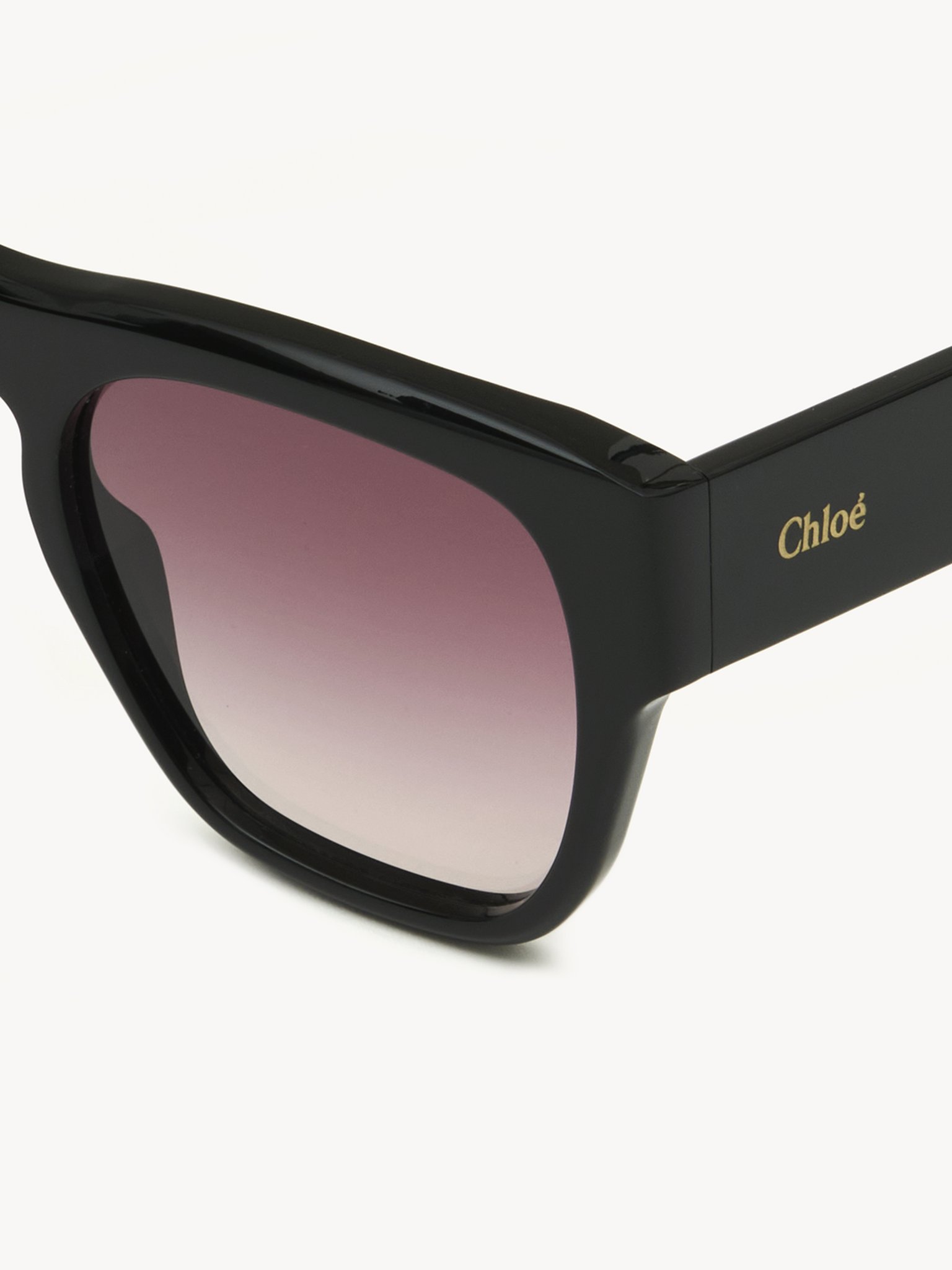 Gayia sunglasses Black recycled acetate & bio-based nylon
Gradient Burgundy lenses Product detail