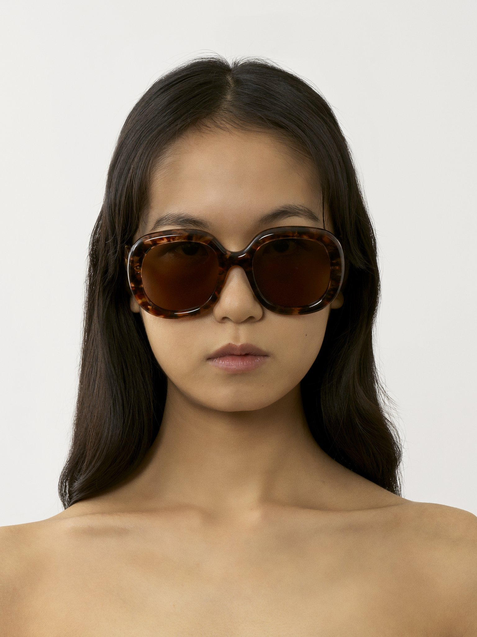 Gayia sunglasses Medium Havana recycled acetate & bio-based nylon
Solid Brown lenses Top view of the product