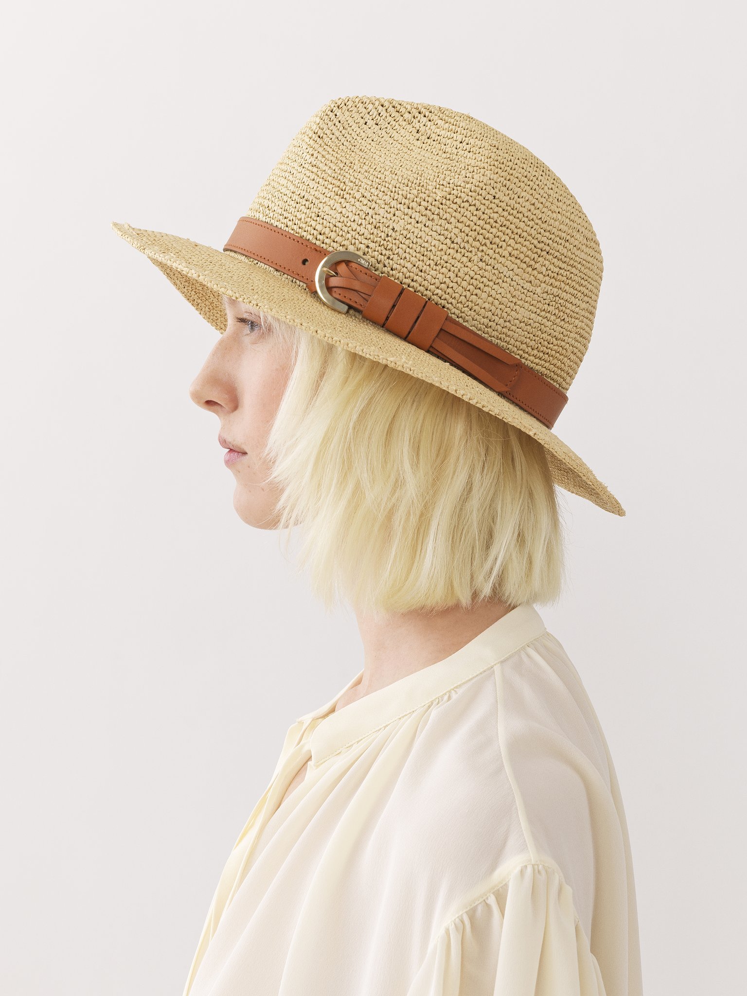 Chloé x Borsalino straw hat Straw, vegetable-tanned calfskin & brass
Straw Beige Product detail