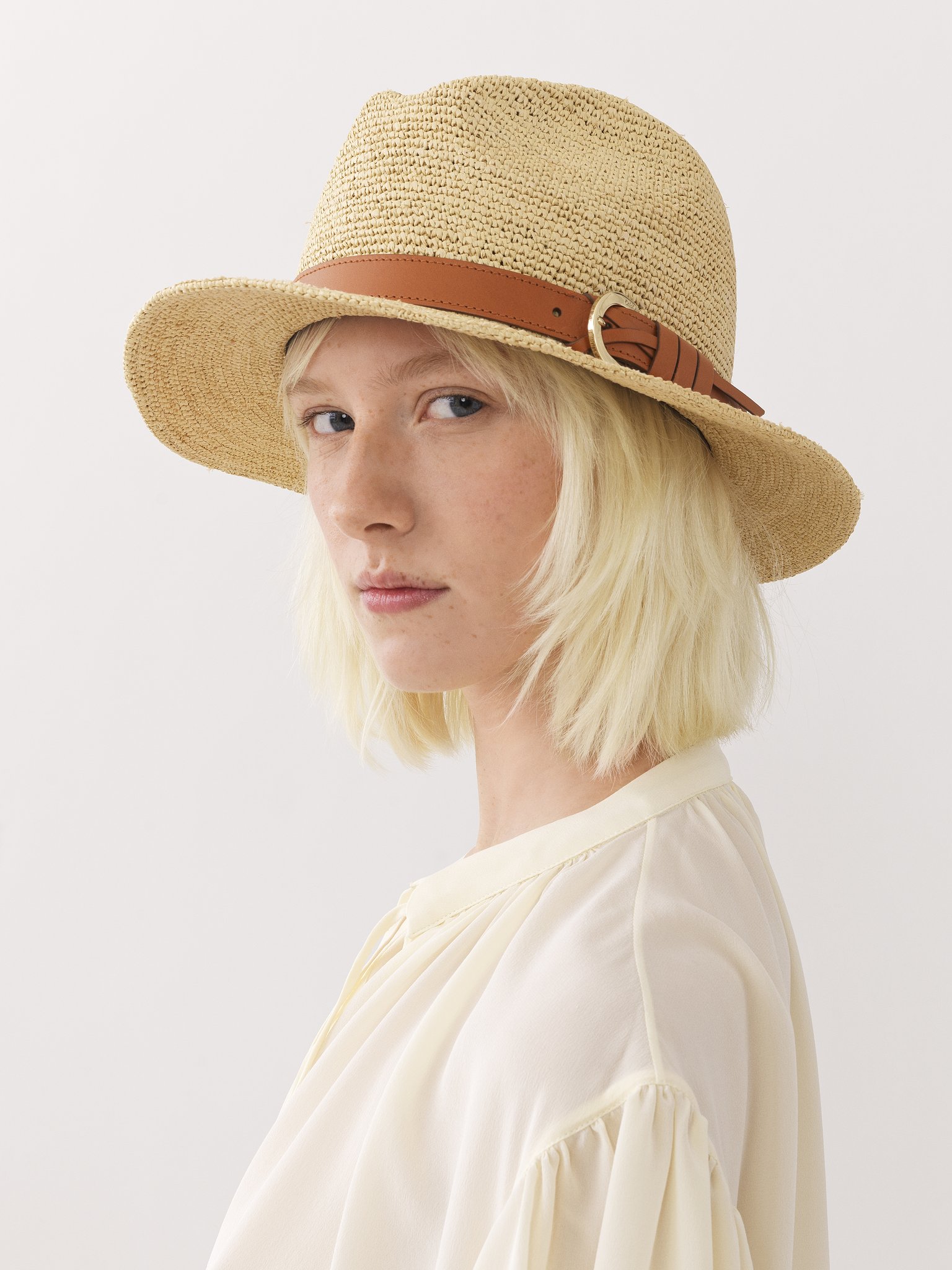 Chloé x Borsalino straw hat Straw, vegetable-tanned calfskin & brass
Straw Beige 