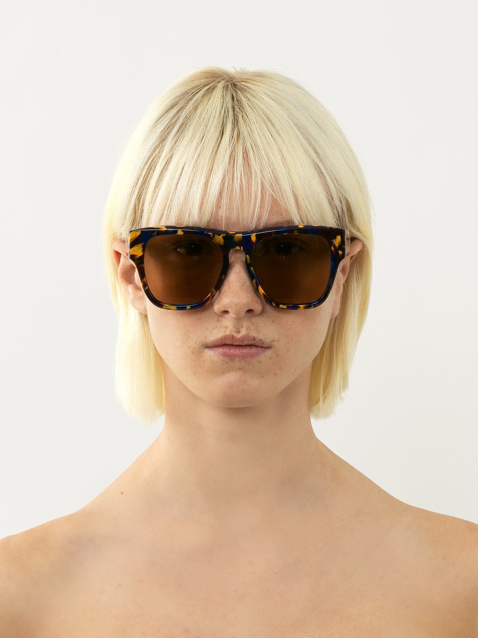 Gayia sunglasses Spotted Burgundy recycled acetate & bio-based nylon
Solid Brown lenses Top view of the product