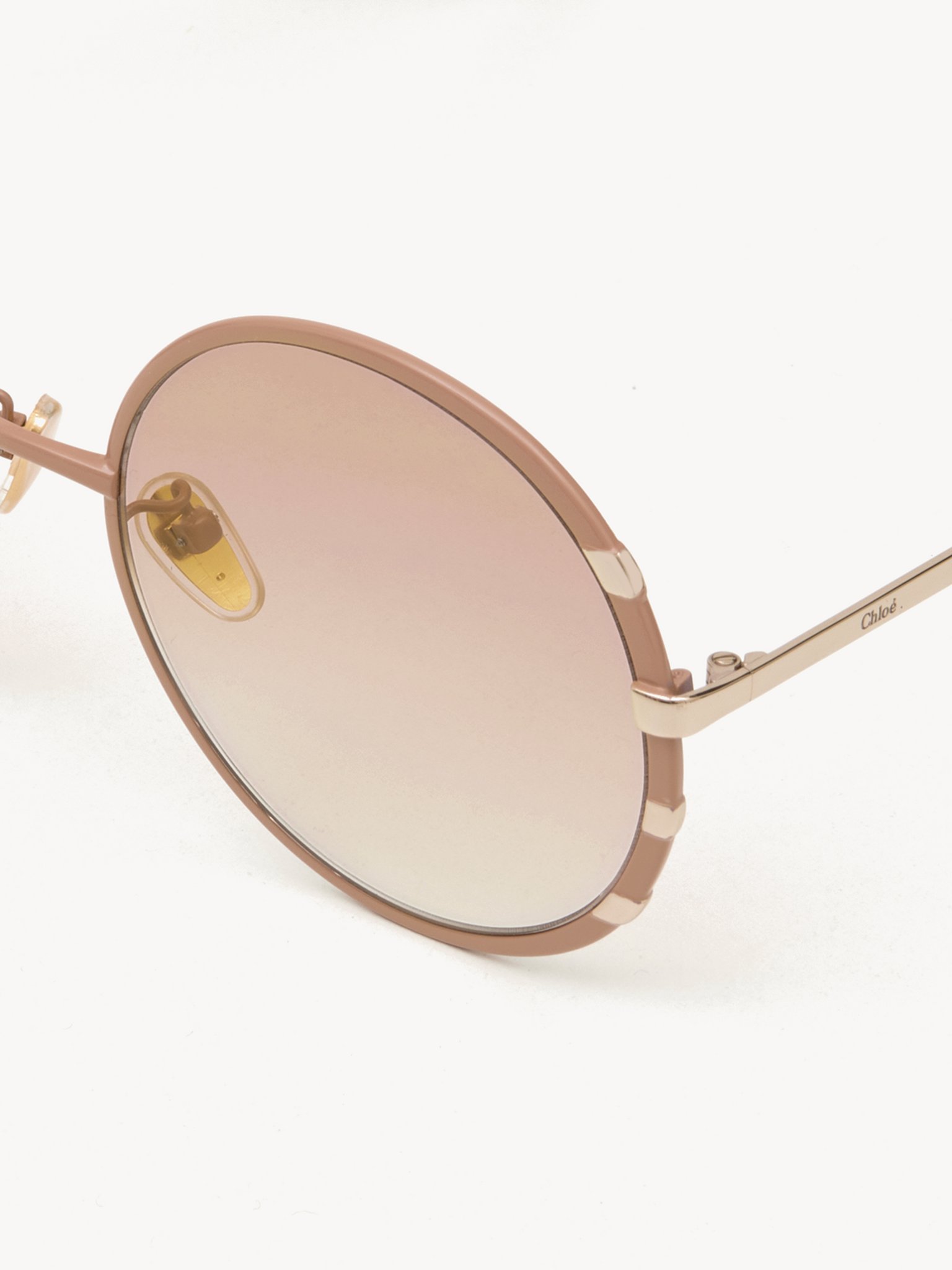 Celeste sunglasses Nude & gold metal
Gradient coral lenses Product detail