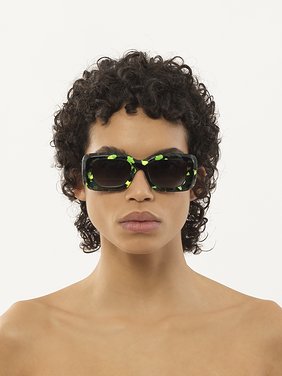 Gayia sunglasses Spotted Green/Black Havana recycled acetate & bio-based nylon
Gradient gray lenses Front view of the product being worn