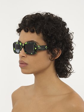 Gayia sunglasses Spotted Green/Black Havana recycled acetate & bio-based nylon
Gradient gray lenses Front view of the product being worn