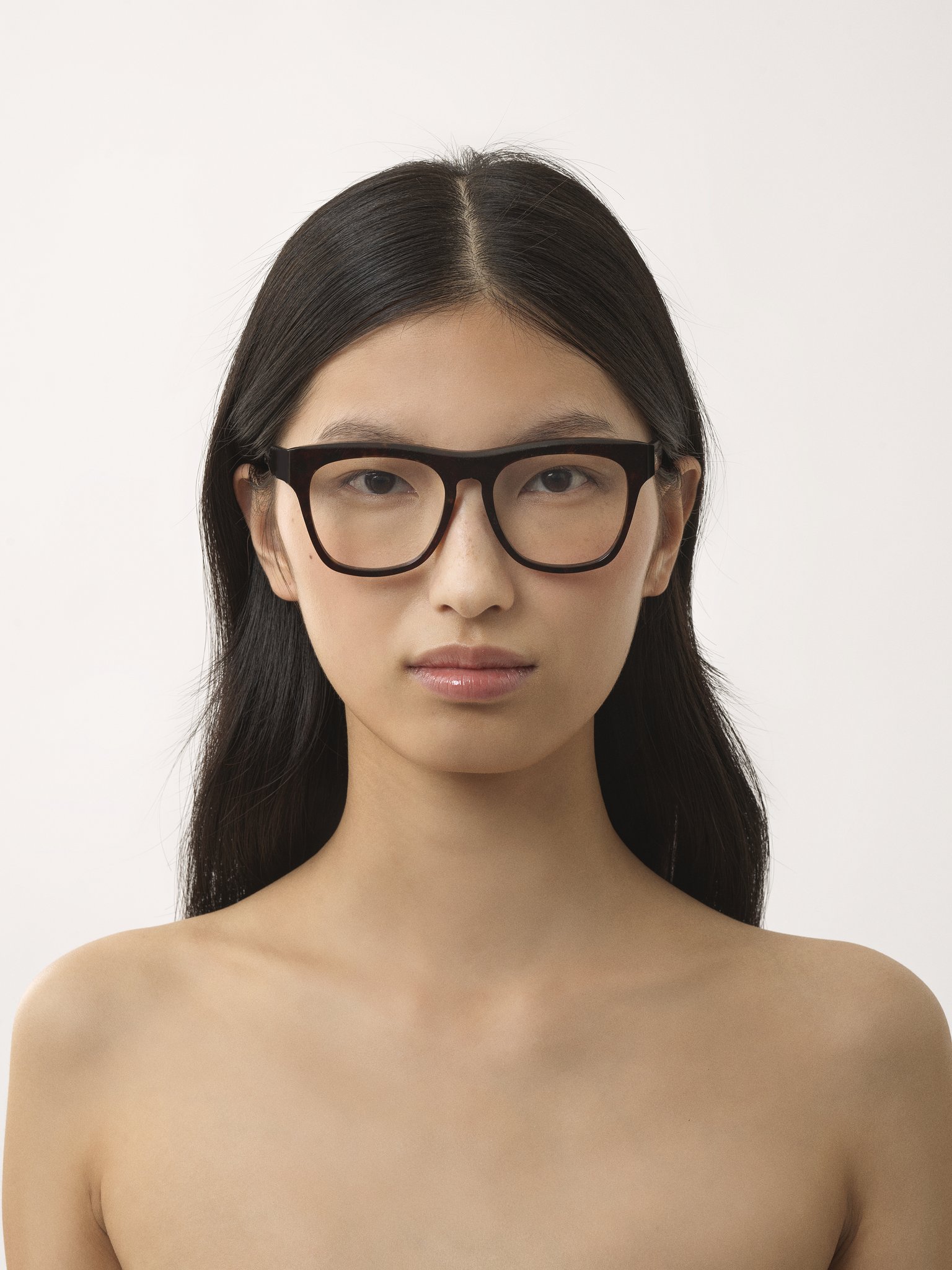 Gayia square eyeglasses Dark Havana recycled acetate & bio-based nylon
Transparent lenses Front view of the product being worn