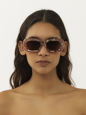 Gayia sunglasses Rose Havana recycled acetate & bio-based nylon
Solid Brown lenses Front view of the product being worn