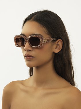 Gayia sunglasses Rose Havana recycled acetate & bio-based nylon
Solid Brown lenses Front view of the product being worn