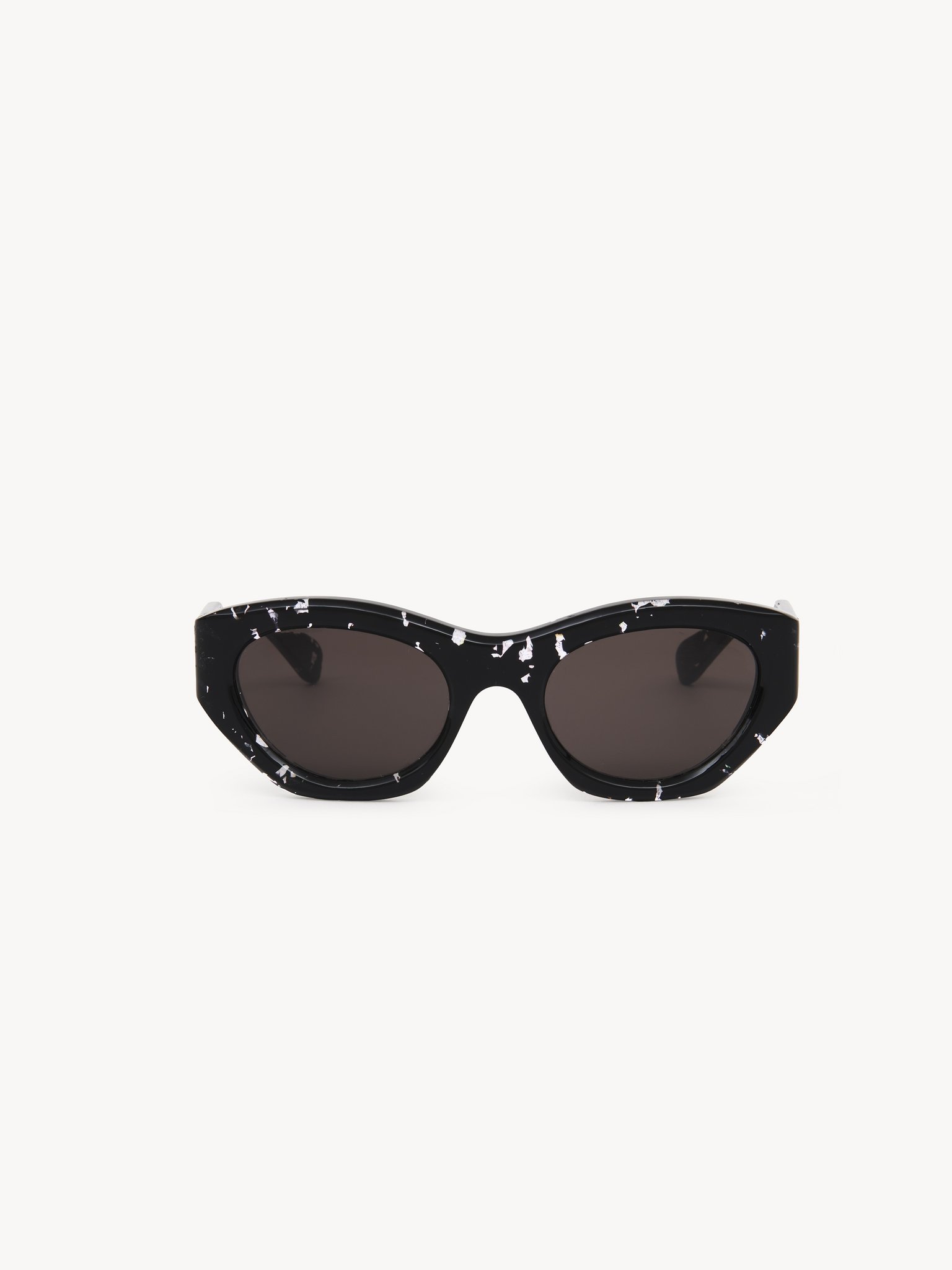 Gayia sunglasses Crystal Black recycled acetate & bio-based nylon
Gray lenses Back view of the product