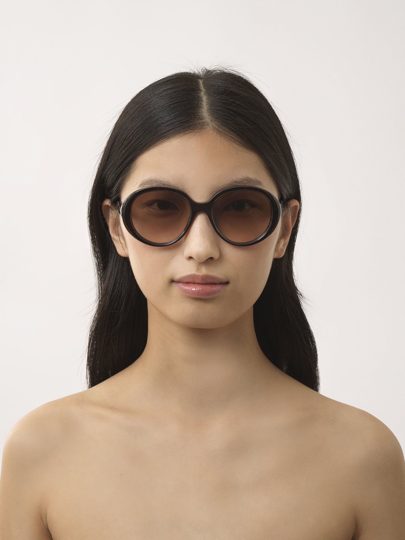 Gayia sunglasses Dark Havana recycled acetate & bio-based nylon
Gradient Deep Nut lenses Front view of the product being worn