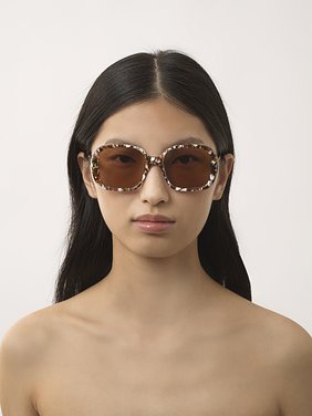 Gayia sunglasses Mottled Beige recycled acetate & bio-based nylon
Solid Brown lenses Front view of the product being worn