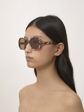 Gayia sunglasses Mottled Beige recycled acetate & bio-based nylon
Solid Brown lenses Front view of the product being worn