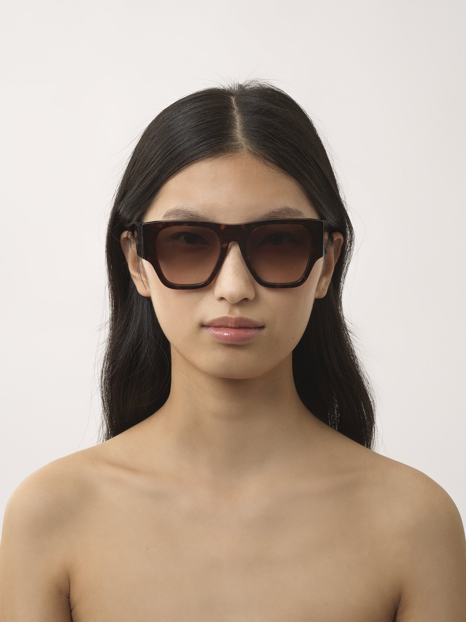 Naomy sunglasses Dark Havana lower-impact acetate & bio-based nylon
Gradient Brown lenses 