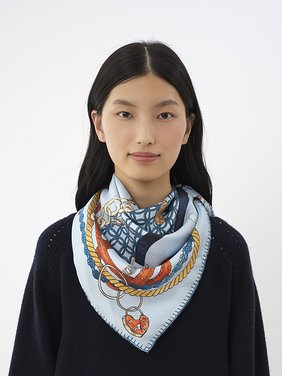 Square scarf in silk Chloé signature print on organic silk
Silky Blue Back view of the product