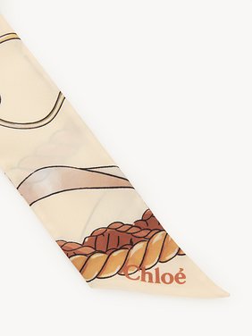 Bandeau scarf in silk Chloé signature print on organic silk
Quiet Beige Product detail