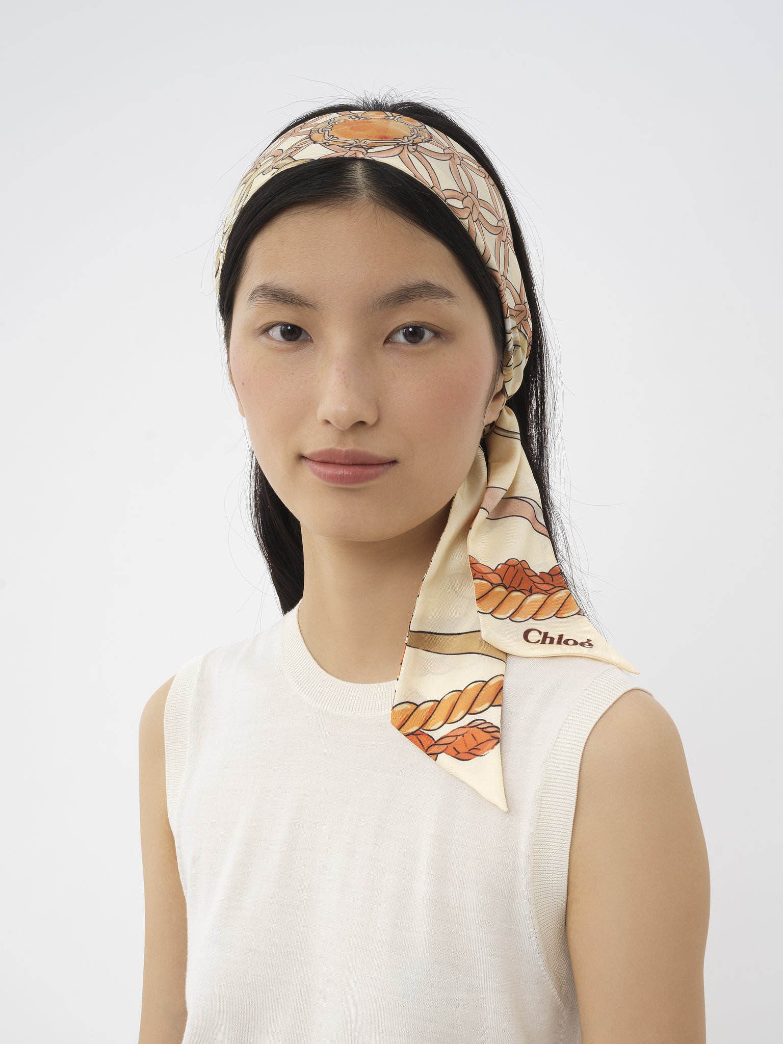 Bandeau scarf in silk Chloé signature print on organic silk
Quiet Beige 