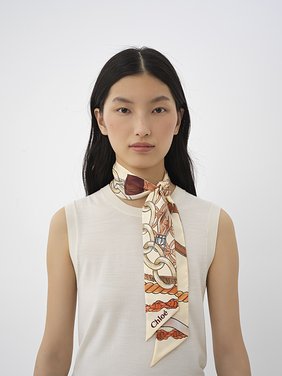 Bandeau scarf in silk Chloé signature print on organic silk
Quiet Beige Back view of the product